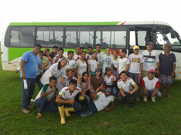 Alunos de curso técnico participam de técnicas de produção de animais e plantas