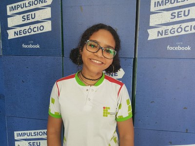 A aluna Giovana de Brito ressalta a necessidade de compreender o universo digital para garantir espaço no mercado de trabalho.