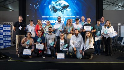 Premiados na categoria Academia com o diretor do Departamento de Desenvolvimento e Inovação da Aquicultura do Ministério da Pesca e Aquicultura, Maurício Pessôa, e a presidente da Aquishow, Marilsa Fernandes