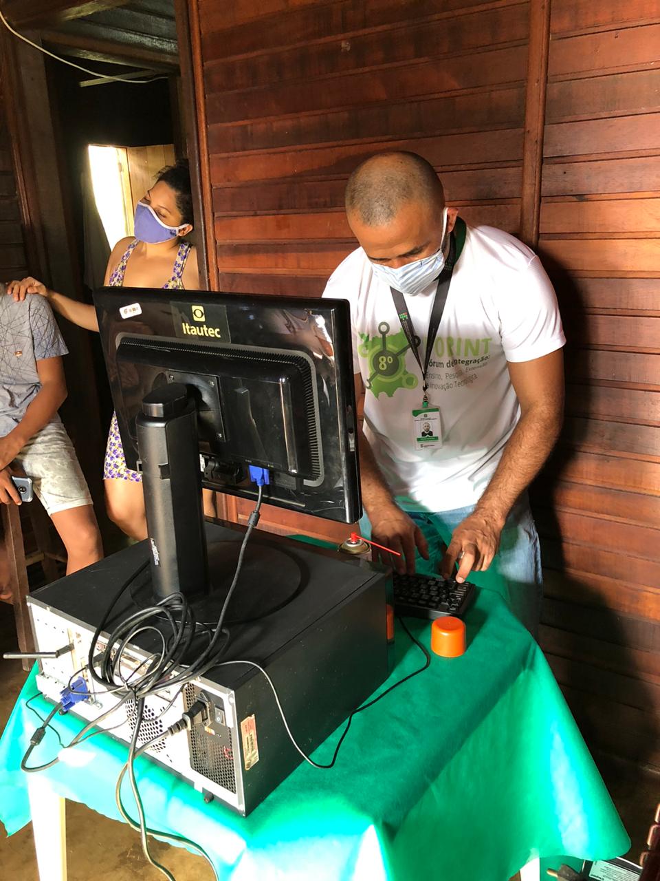 Alunas com deficiência auditivas do Campus Novo Paraíso recebem computadores para aulas remotas 